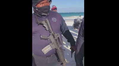 Polic A De Tulum Detiene A Pareja Gay Extranjera Por Besarse En P Blico