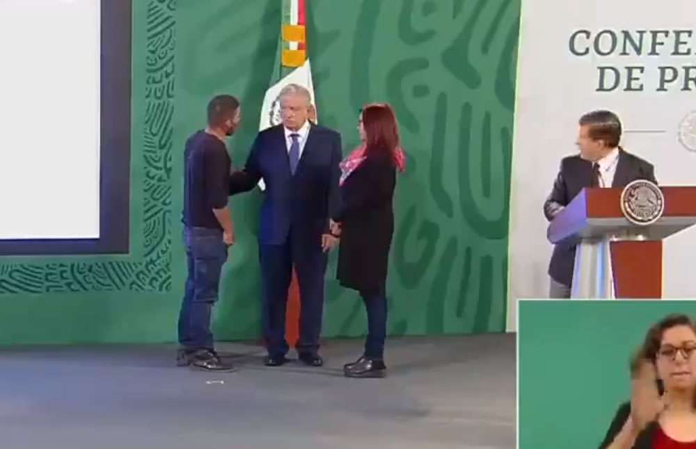 Joven interrumpe La Mañanera de AMLO Joven interrumpe La Mañanera de AMLO