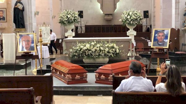 Arriban a la iglesia los cuerpos de los sacerdotes jesuitas La Opción