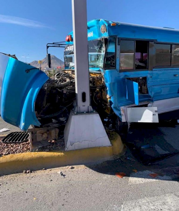 Destroza Cami N Al Chocar Contra Poste De Concreto La Opci N De Chihuahua