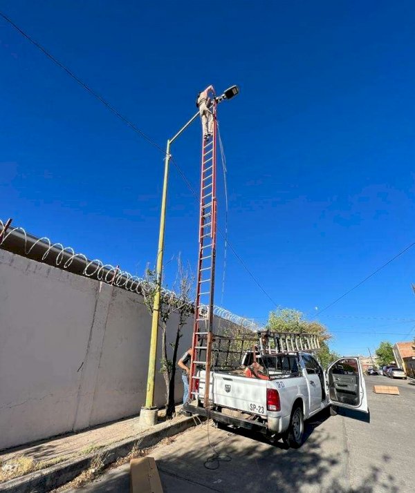 Rehabilitan luminarias en la ciudad La Opción de Chihuahua