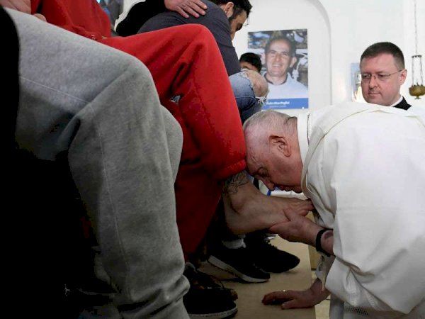 Papa Francisco lava pies a doce jóvenes en ritual de Jueves Santo La