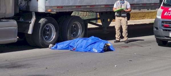 Intenta motociclista rebasar a dos tráilers y muere aplastado La