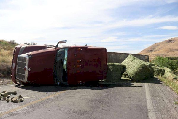 Vuelca tráiler en las Curvas del Perico La Opción de Chihuahua