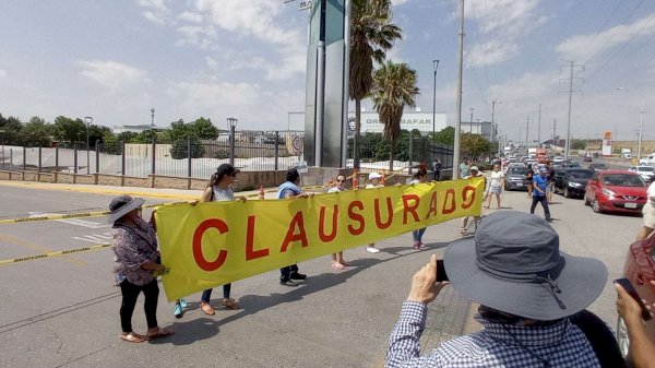 Clausuran simbólicamente vecinos de Romanzza la empresa Grupo Bafar