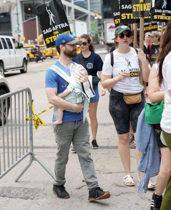 Daniel Radcliffe Aparece Cargando A Su Beb En La Protesta De Actores Y