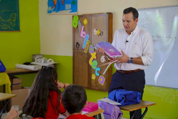 Entrega Alcalde Bonilla Mochilas Con Tiles Escolares A Ni Os De