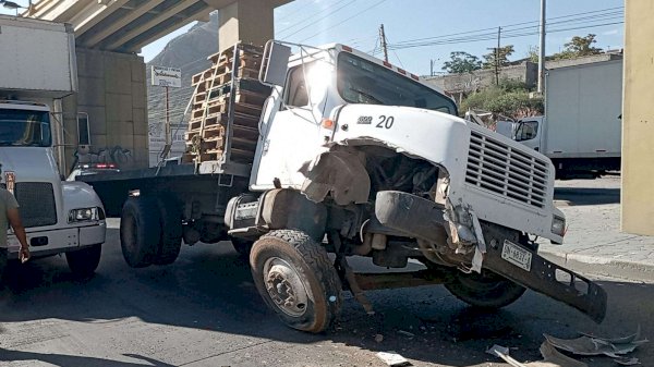 Aparatoso choque provoca caos vial en la Avenida Juárez La Opción de