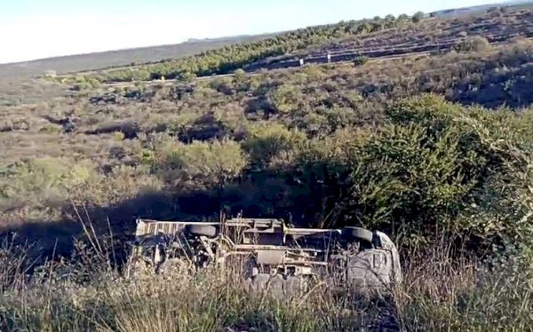 Choca y vuelca camión de Sabritas en la carretera Parral Jiménez La