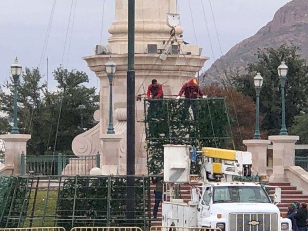 Instalan de nueva cuenta el árbol navideño en la Plaza del Ángel La