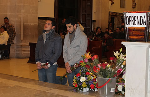 Acuden a orar y dar gracias a la Virgen