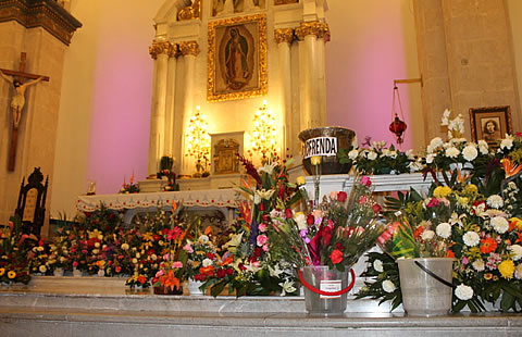 Lleno de arreglos florales a la Virgen Morena