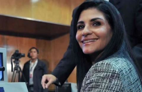 Entrega Rocío Reza en San Lázaro 23 mil firmas contra la reforma hacendaria