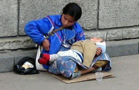 Droga crimen organizado a niños para mandarlos con mendigos a pedir dinero