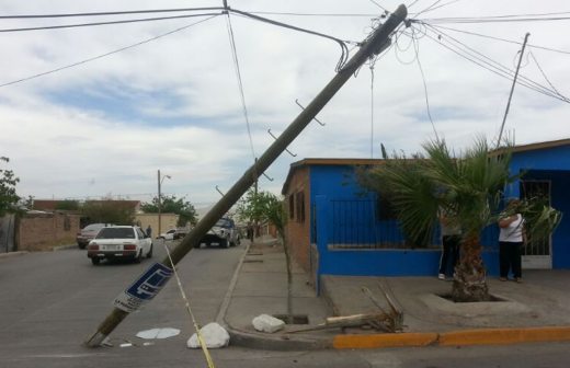 Choca Y Derriba Poste Conductor De Troca En La Colonia 2 De Octubre