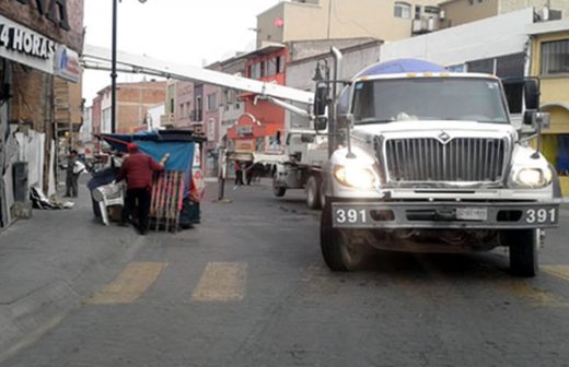 Cierran calles del centro de Parral por construcción de particular