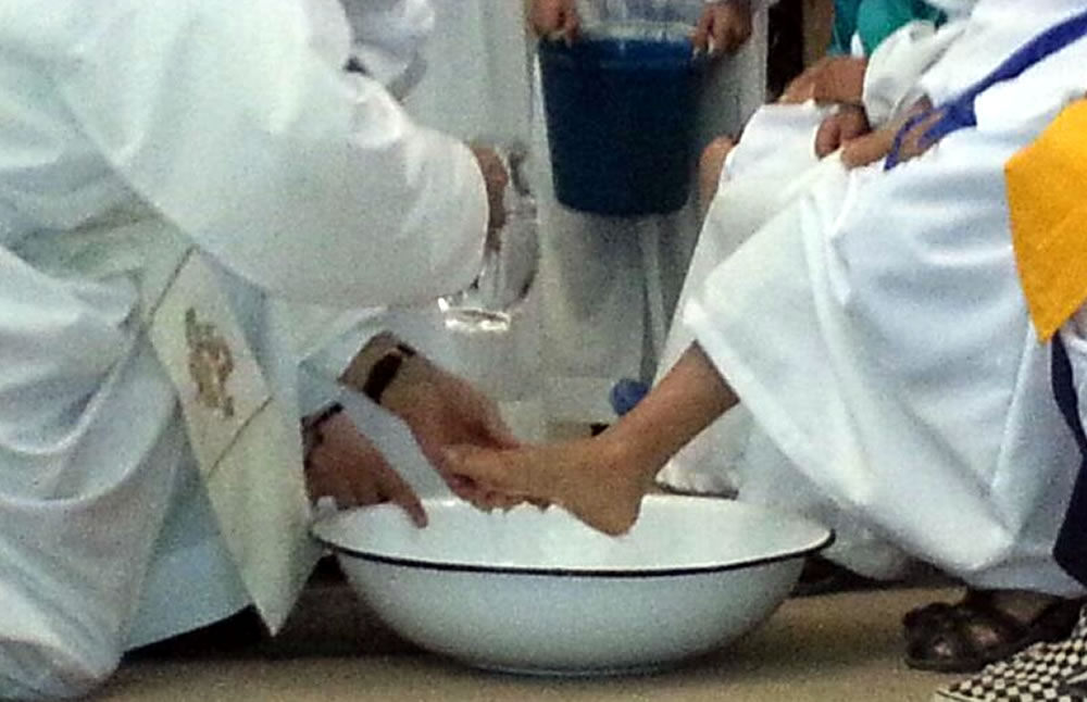 Lavó los pies de 12 jóvenes 