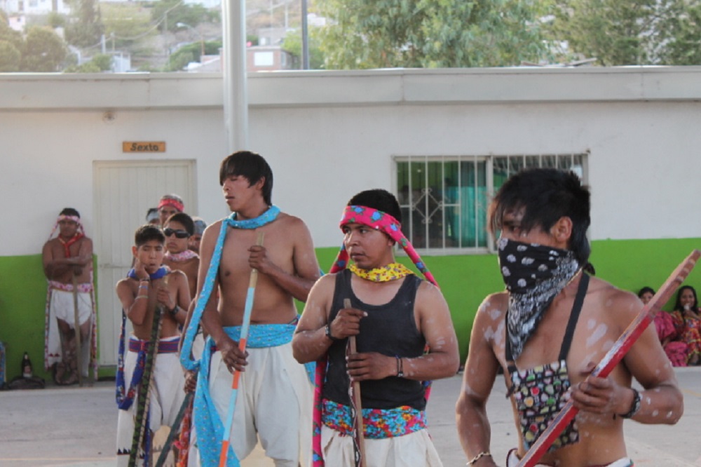 Jóvenes tarahumaras danzando