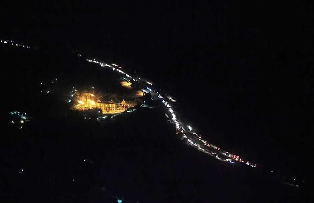 Vista aérea de la autopista en la noche
