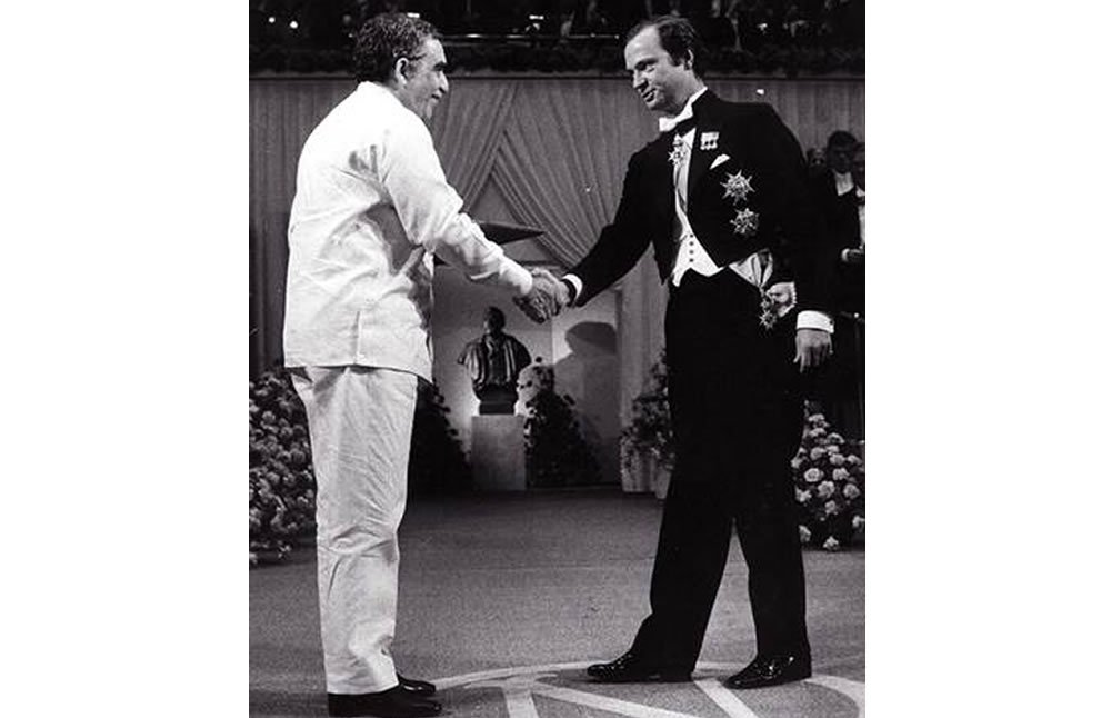 El rey Carlos Gustavo de Suecia le entrega el Nobel de Literatura, en 1982