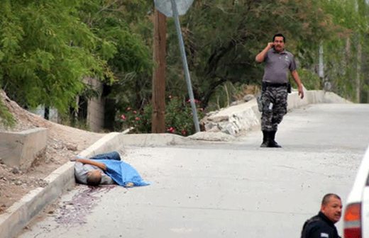 Ejecutan a dos hombres y lesionan a mujer en Ciudad Juárez