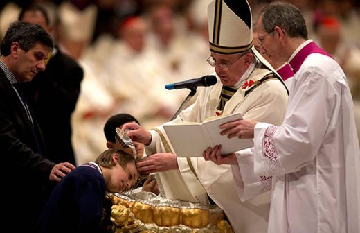Preside Papa Francisco su segunda vigilia pascual; bautiza a 10 personas