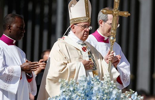 Preside Papa Francisco misa pascual ante miles en El Vaticano