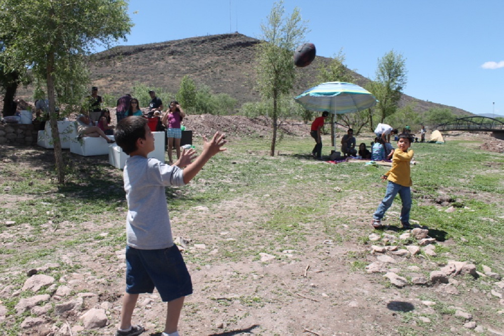 Niños jugando a fútbol americano