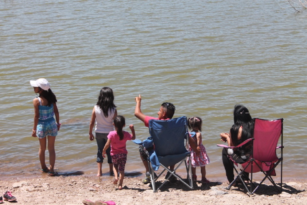 Familia disfrutando del entorno a los pies de la presa