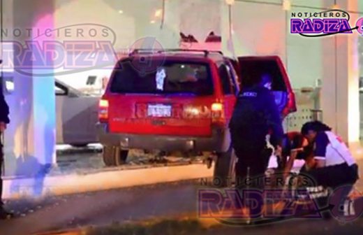 Choca y se mete a agencia de autos en Delicias; hay 4 lesionados