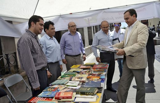 Dona alcalde paquetes de libros en la Plaza de Armas