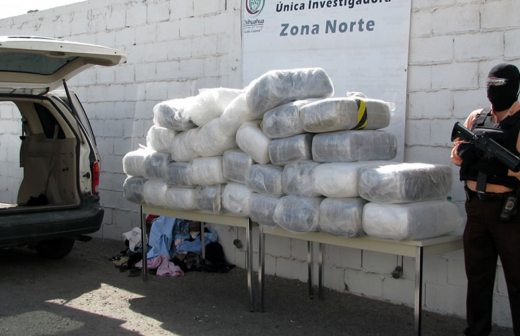 Aseguran 300 kilogramos de droga que estaban ocultos en camioneta
