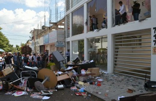 Saquean y causan destrozos maestros en sede del PRI Oaxaca