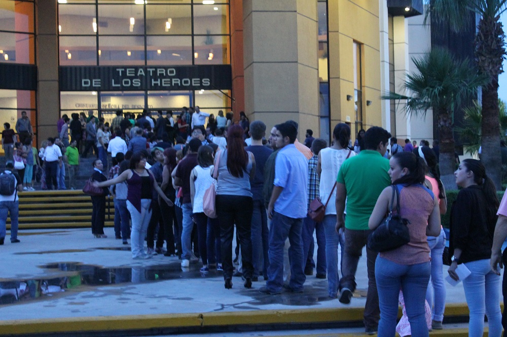 Largas filas a las puertas del teatro