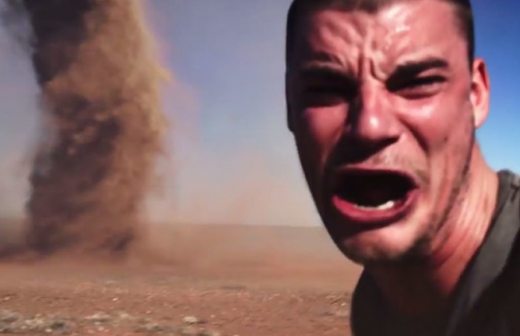 Video: corre hacia tornado para tomarse una selfie