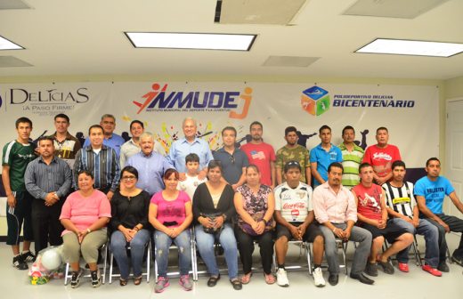 Entrega Instituto Municipal del Deporte material deportivo a promotores en colonias de Delicias