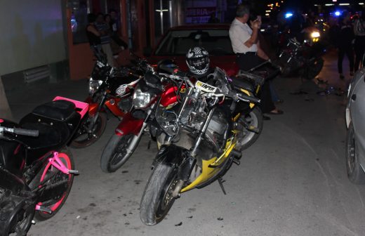 Se impacta motociclista contra auto en la avenida Juárez y se fractura