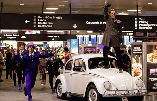 Homenajea Cirque du Soleil a The Beatles en aeropuerto