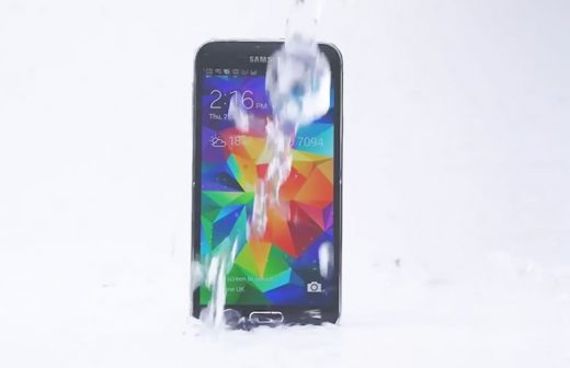 Se suma Samsung al Ice Bucket Challenge y reta al iPhone 5S