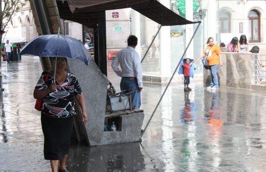 Sorprende lluvia a chihuahuenses en pleno centro