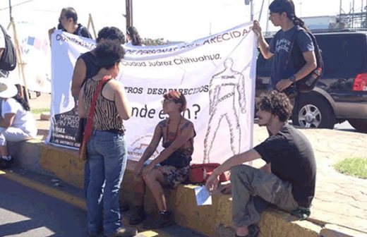 Muestran activistas y familiares en el puente libre de Juárez fotos de desaparecidos