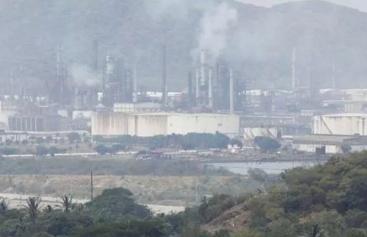 Falla eléctrica paraliza refinería de Pemex en Oaxaca