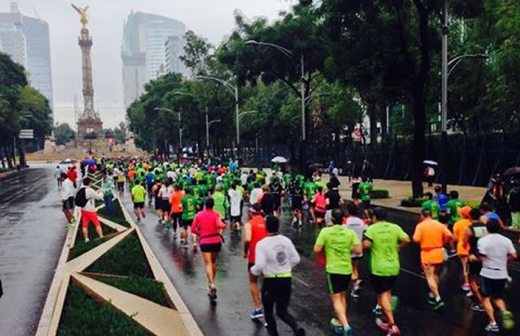 Bajo la lluvia, corren el Maratón Cdmx
