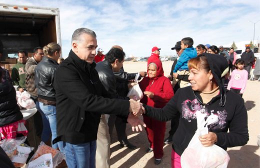 Entrega Serrano pollos a familias de escasos recursos en Juárez