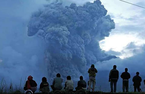 Van 20 mil evacuados por volcán Sinabung en la isla Sumatra