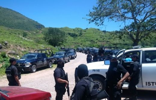 Irrumpen autodefensas en comunidad de Guerrero y retienen a 20 personas