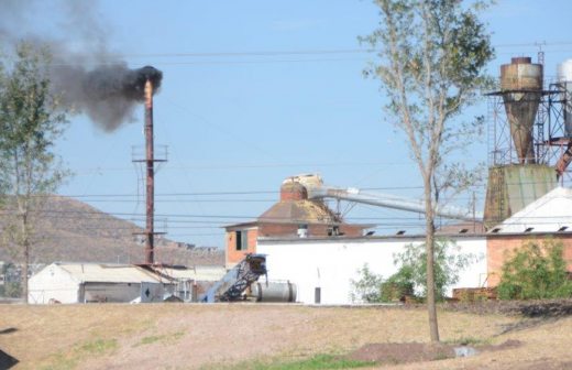 Contamina con humo negro fábrica frente al Hospital Infantil 