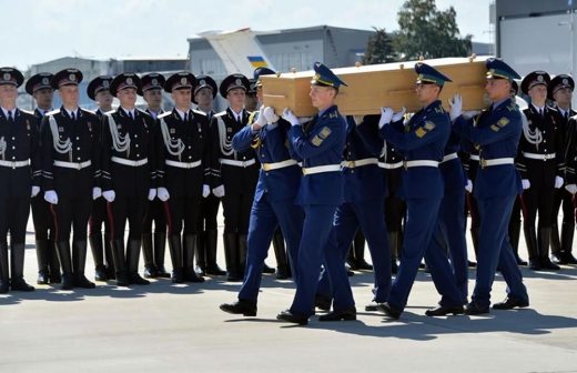 Llegan cuerpos de víctimas del MH17 a Holanda