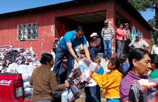 Entrega Loera Chaparro 150 despensas en Agua Azul, Guachochi