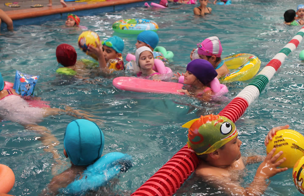 Niños de cuatro años en natación 